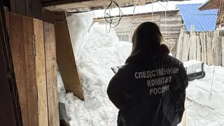 Жительница Томска погибла после хода наледи с крыши частного дома