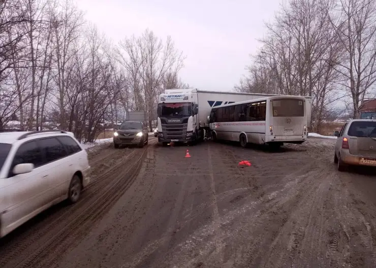 В Красноярском крае 9 человек пострадали в ДТП с маршрутным автобусом