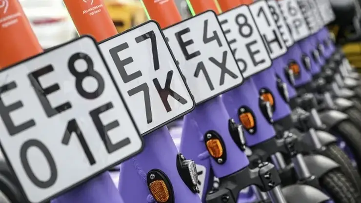 Благовещенск в Амурской области стал первым городом страны, где полностью запретили кататься на электросамокатах