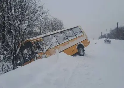 В Курагинском районе автобус с детьми съехал в кювет: водитель госпитализирован