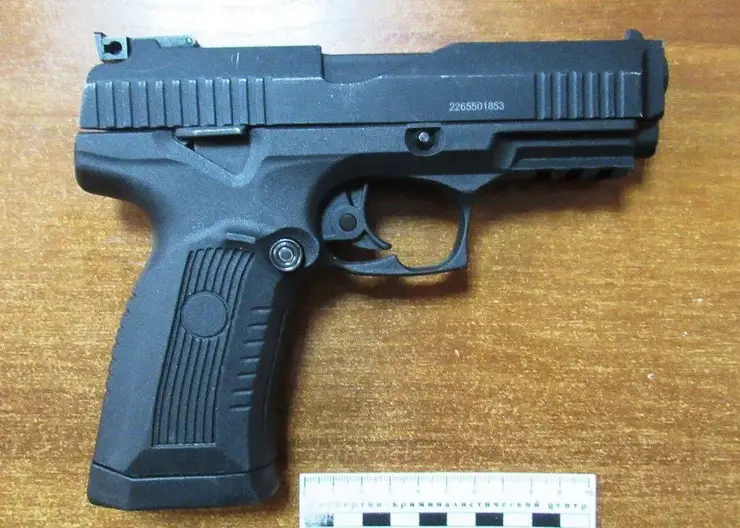 Красноярка обстреляла машину из пистолета, пробив кузов, за то, что авто проехало по луже