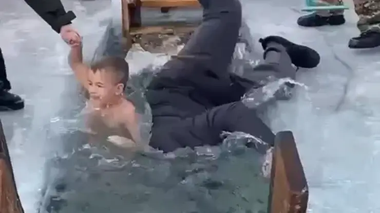 В Иркутске мужчина в одежде свалился в иордань во время купания ребенка