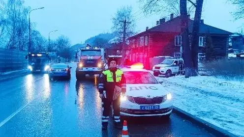 Квартира загорелась в деревянном доме на правом берегу Красноярска: погиб мужчина