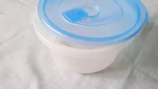 Химик рассказал, чем опасны пластиковые контейнеры