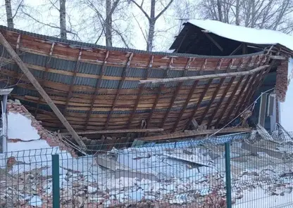 Спортивная школа обрушилась в поселке Колывань Новосибирской области