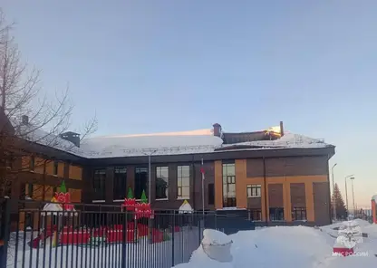 Повредили во время уборки снега. У школы в Новосибирской области рухнула крыша