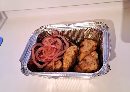 Красноярец обратился в Роспотребнадзор из-за шашлыка в доставке