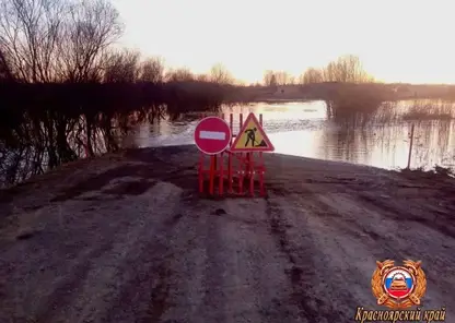 В Красноярском крае из-за подъема воды в реке Четь затопило дорогу