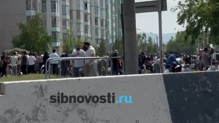 В Красноярске на Металлургов огромная пробка из-за скопления людей у мечети