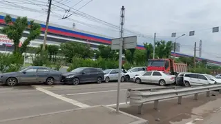 Авария с участием 9-ти легковушек и большегруза произошла на улице Пограничников в Красноярске