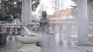 В Красноярске начали мыть памятники и скульптуры