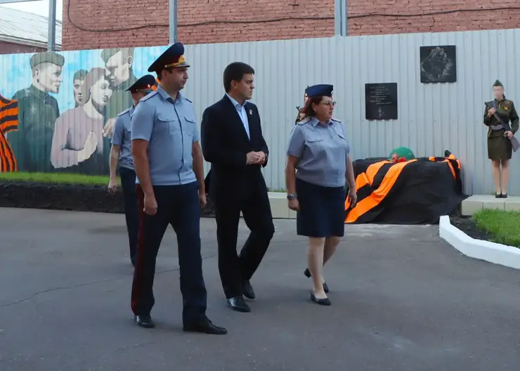 Губернатор края посетил женскую колонию в Красноярске