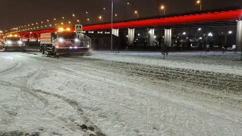 Красноярские дорожники всю ночь боролись со снегопадом: на улицах работало более 50 спецмашин