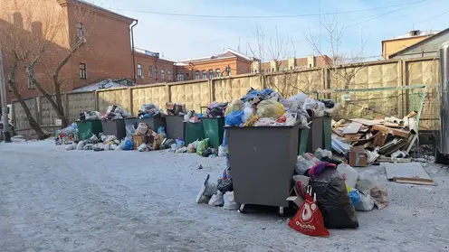 Весенняя грязь во дворах Красноярска: куда жаловаться на мусор и ямы?