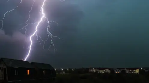 Разряд молнии убил рыбака в Кемеровской области