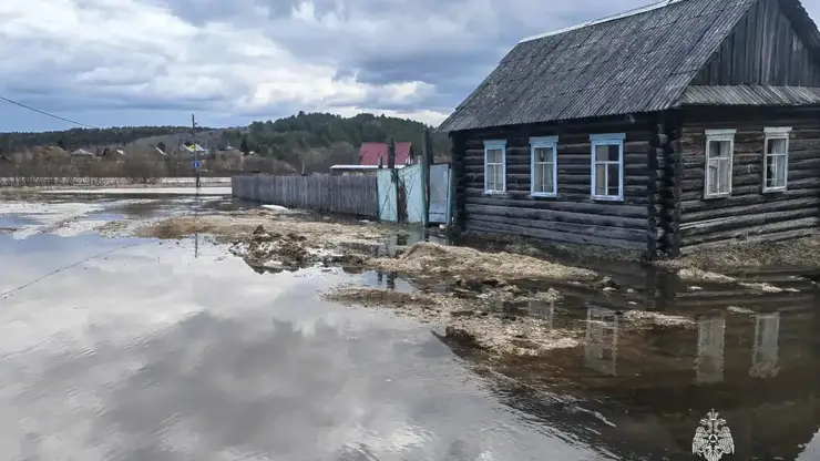 Из‑за интенсивного снеготаяния в Красноярском крае затоплены 135 участков и 12 домов