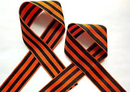 Россиянам рассказали, как правильно носить георгиевскую ленту