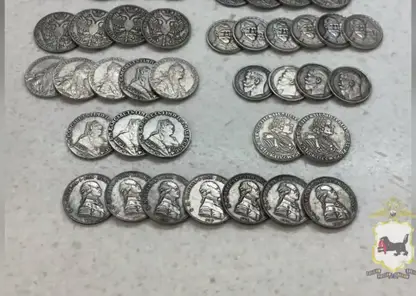 В Иркутске мужчина купил сувенирные монеты на рынке и продавал их под видом старинных