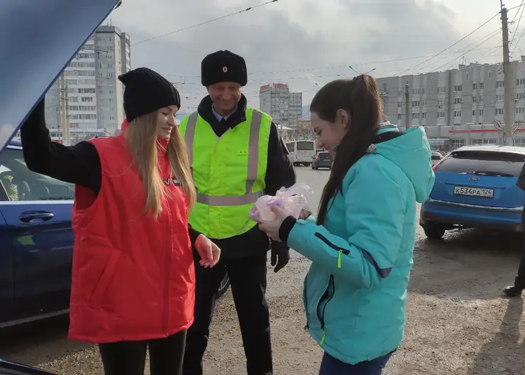 В Красноярске водителей на дорогах накормили блинами