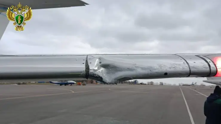 Самолет зацепил микроавтобус во время рулежки в аэропорту Иркутска