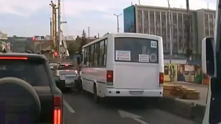 В Красноярске автобус с пассажирами влетел в две стоящие легковушки