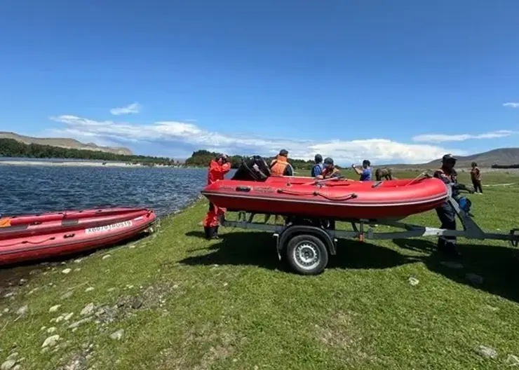 Парашютист свалился в Енисей из-за сильного ветра в Тыве