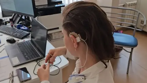 Врачам красноярского ФМБА удалось восстановить слух семье из Иркутска