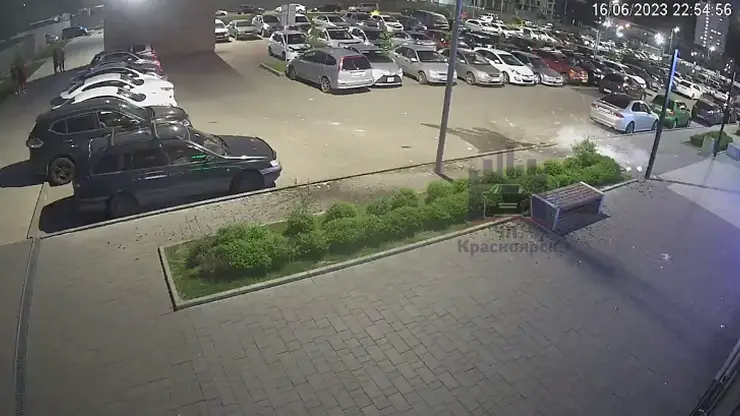 В Красноярске на ул. Свердловская мужчина выбрасывал вещи с 8-го этажа и повредил три автомобиля