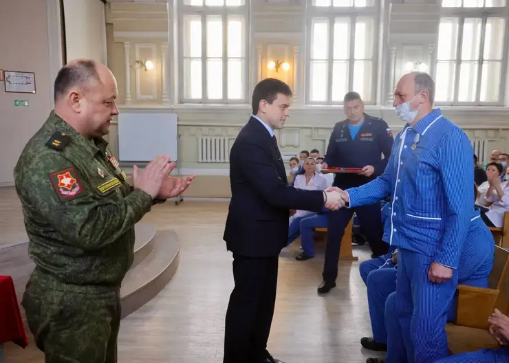 Губернатор Красноярского края вручил государственные награды бойцам СВО