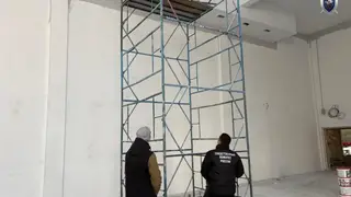 На Камчатке рабочий упал с крыши школы: идет проверка