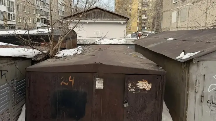 Подросток умер от удара током, схватившись за электрокабель на крыше гаража в Барнауле