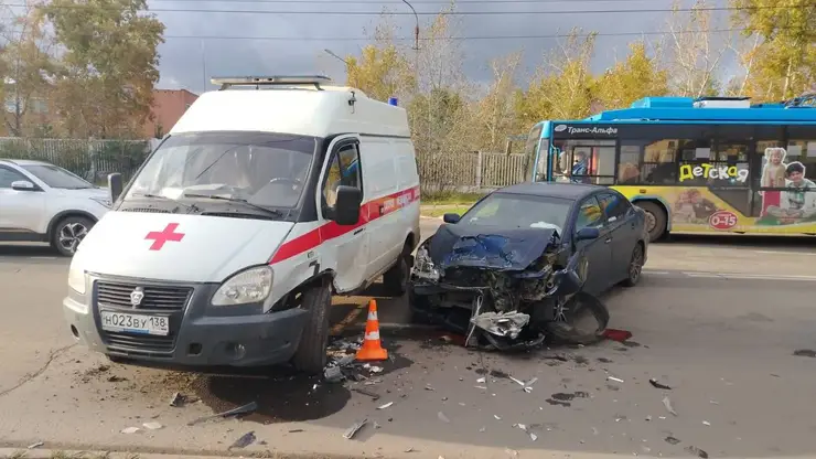 В Братске столкнулись машина скорой помощи и легковушка, есть пострадавшие