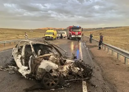Мужчина погиб в собственном автомобиле от мощного взрыва из-за столкновения с бензовозом в Тыве