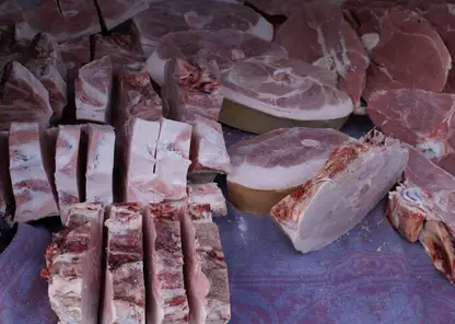 В Красноярском крае на рынке продавали мясо неизвестного происхождения