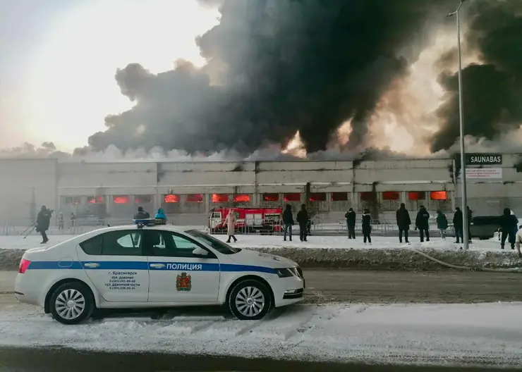 В Красноярске ограничили движение транспорта из-за горящего склада на ул. Свердловская