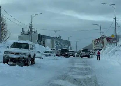 Снежный коллапс на Камчатке: для перевозки людей задействовали автозаки и правительственный транспорт
