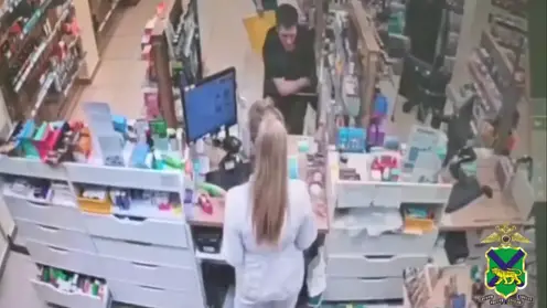 Бездомный с игрушечным пистолетом ограбил аптеку во Владивостоке