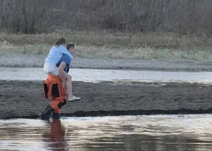 В Красноярском крае спасатели эвакуировали двух подростков из-за поднятия уровня воды в реке Шушь