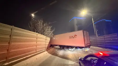 На Авиаторов в Красноярске образовалась огромная пробка из-за аварии с грузовиком