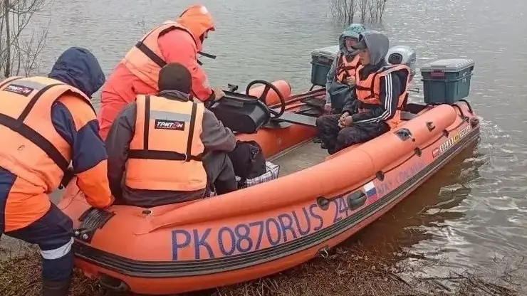 В Красноярском крае спасатели организовали временную переправу через реку Чулым в селе Александровка
