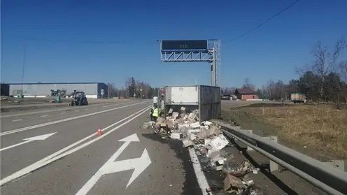 По дороге из Красноярска в Абакан перевернулся грузовик