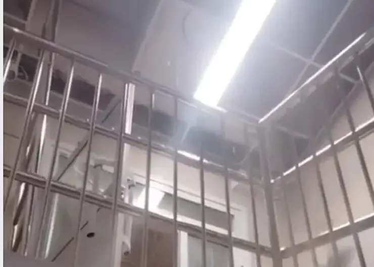 Потолок затопленной школы в Кемерове обрушился после прорыва труб