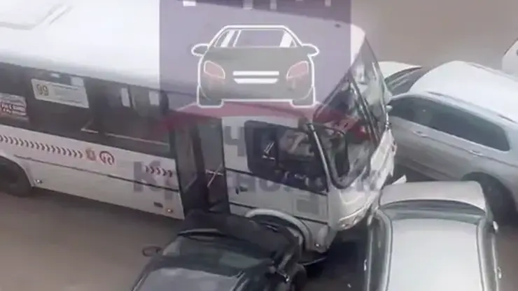 В Красноярске автобус врезался в несколько автомобилей