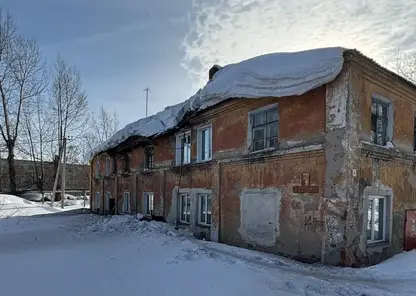 Крыша дома провалилась из-за накопившегося снега в кузбасском Прокопьевске