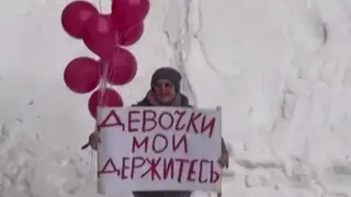 Женщина в Красноярске поддержала весь перинатальный центр с помощью шариков и плаката