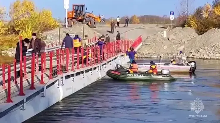 Водитель грузовика заехал на мост в Красноярском крае. Машина рухнула в воду