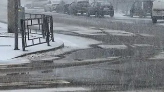 Новосибирск должен убрать противогололёдную крошку до 1 мая, иначе она станет пылью