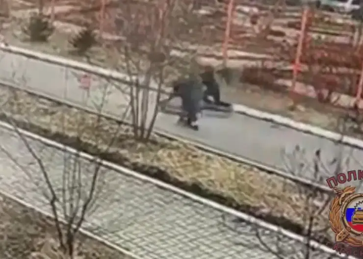 Компания детей на самокатах устроила ДТП прямо в школьном дворе в Красноярске