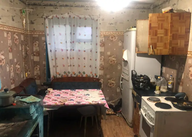 В Минусинске родители привязывали 13-летнюю дочь металлической цепью к трубе отопления