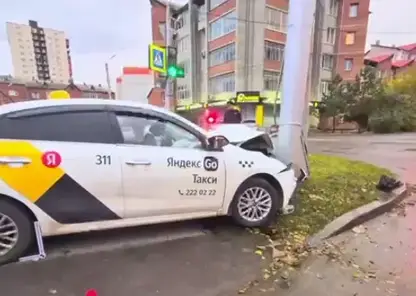 Пассажирка такси скончалась после столкновения автомобиля с электроопорой в Красноярске (видео)